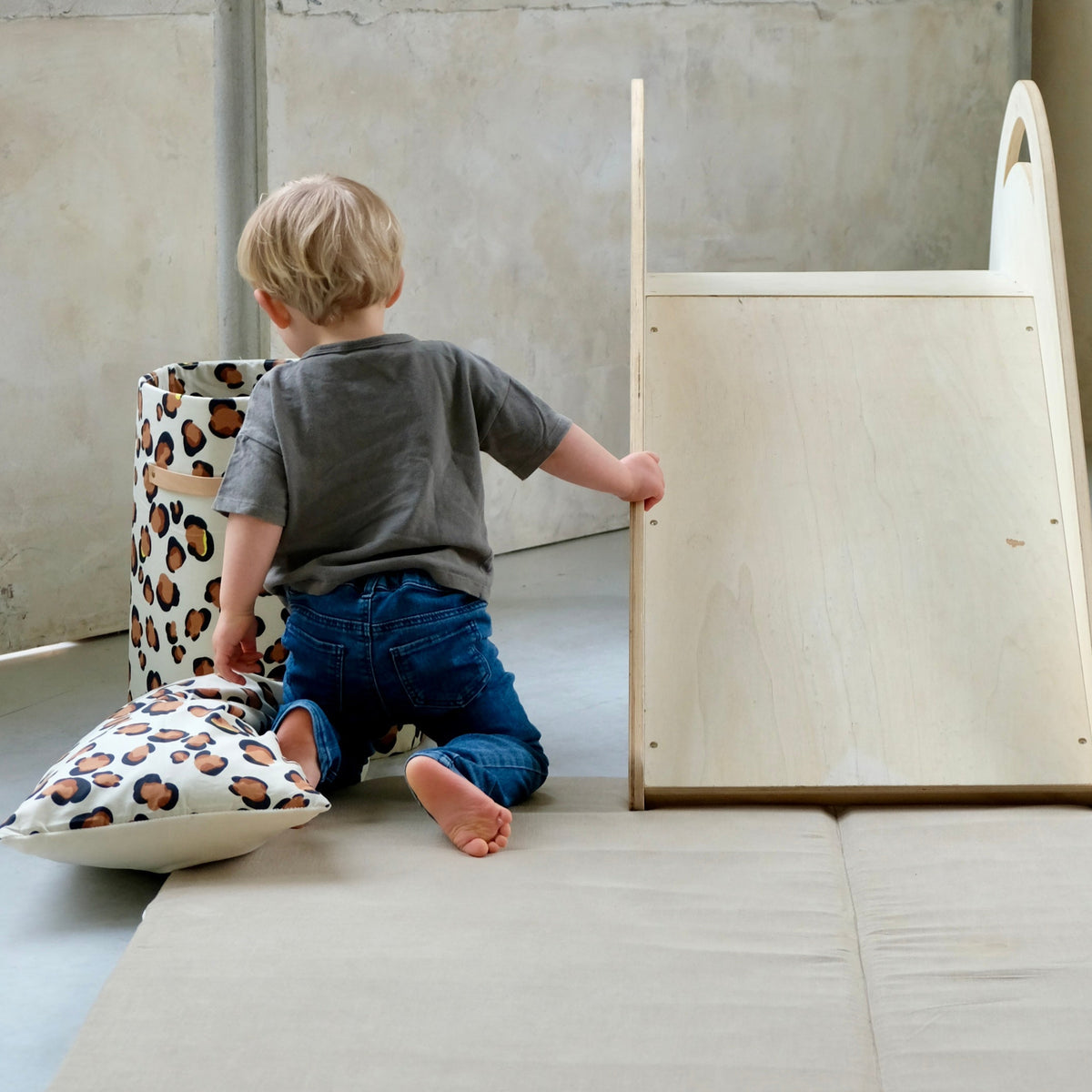 großer Aufbewahrungskorb für Spielzeug im Kinderzimmer mit Leopardenmuster 