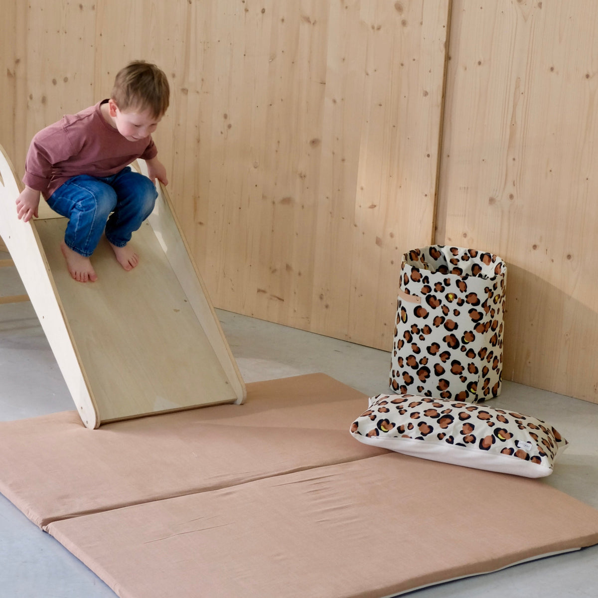 Aufbewahrungskorb für Spielzeug im Kinderzimmer mit Leopardenmuster 