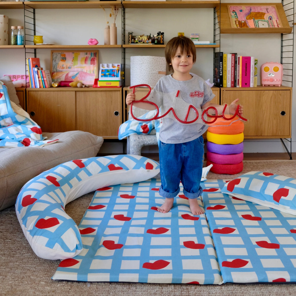 alfombra de estimulación y juego bebé niños confort modular collab mathilde cabanas motivo besos amor bocas