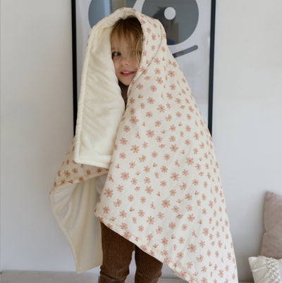 kuschelweiche Kinderdecke mit Blumenmuster 