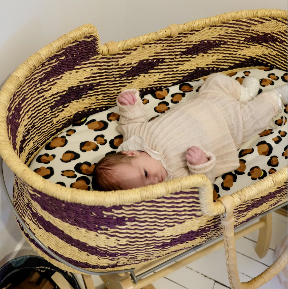 Hoes voor aankleedkussen en moesmandje van tricot met luipaardprint