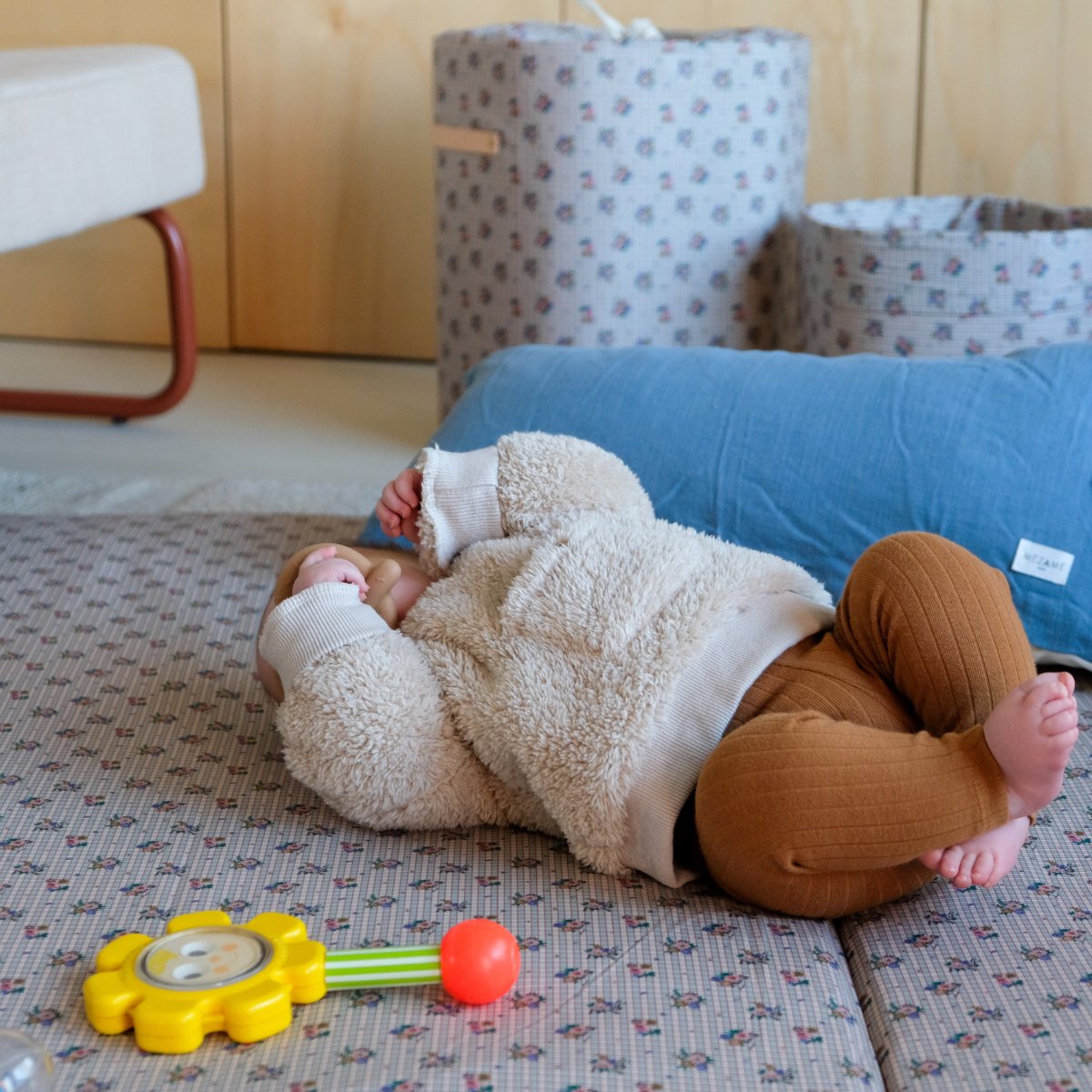 funda alfombra de juego y motricidad para bebé y niño con motivo de flores y cuadros