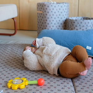 hoes voor speelmat, motoriek en spelletjes voor baby en kind, bloemen- en ruitmotief