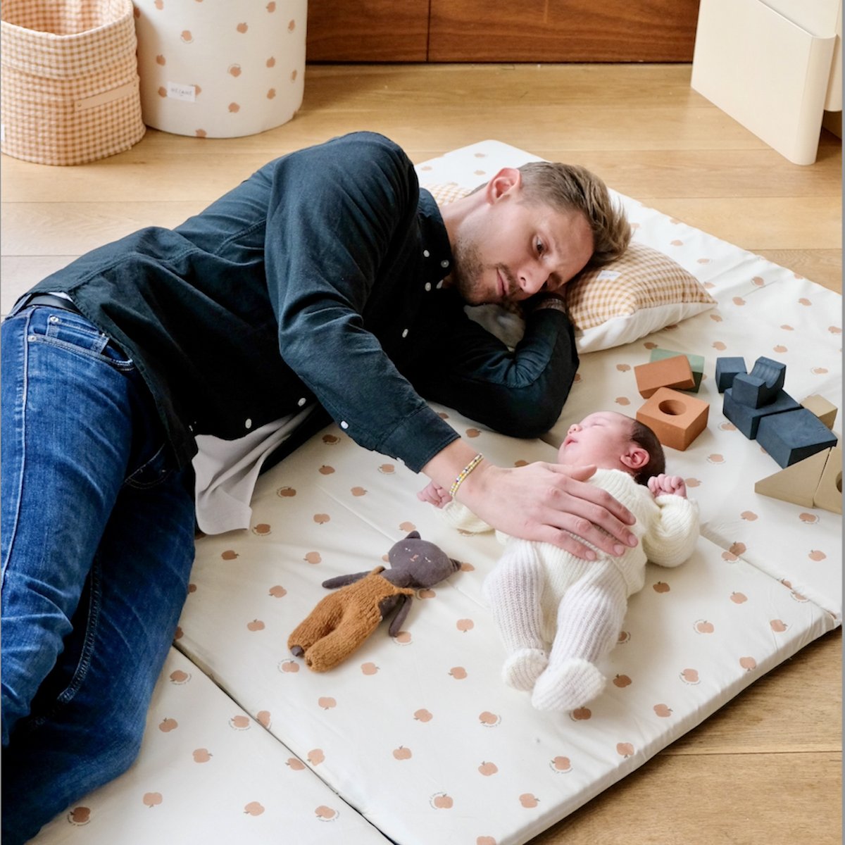 funda alfombra de juego y psicomotricidad bebé niño motivo manzana de caramelo 