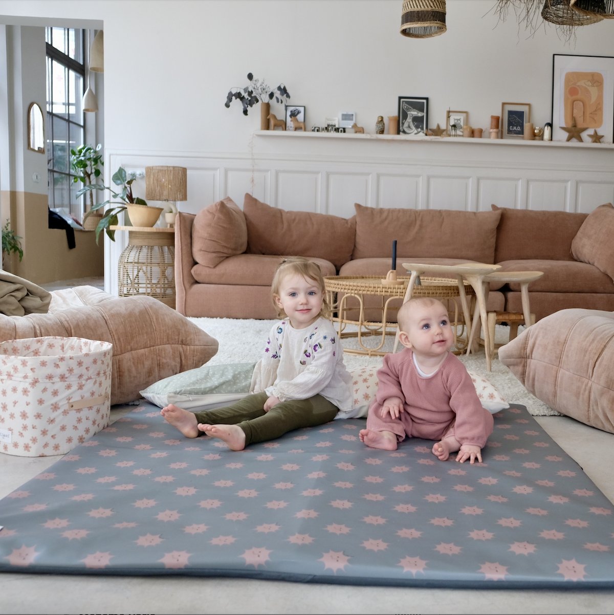 wasserfester Bezug mit Umschlag zum Schutz der Spielmatte für Babys und Kinder 
wasserfest mit Sonnenprint