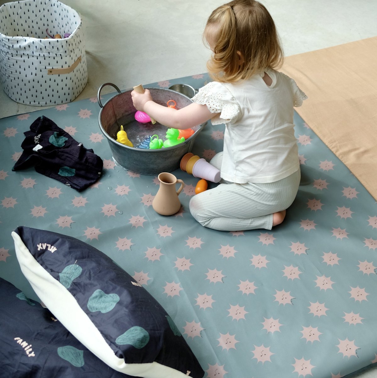 Wasserdichter Schonbezug für Baby- und Kinder-Krabbelmatte
Wasserdicht mit Sonnenprint