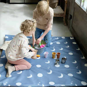 waterdichte hoes om over een speelmat voor baby en kind te trekken 
waterdicht met maanprint to the moon
