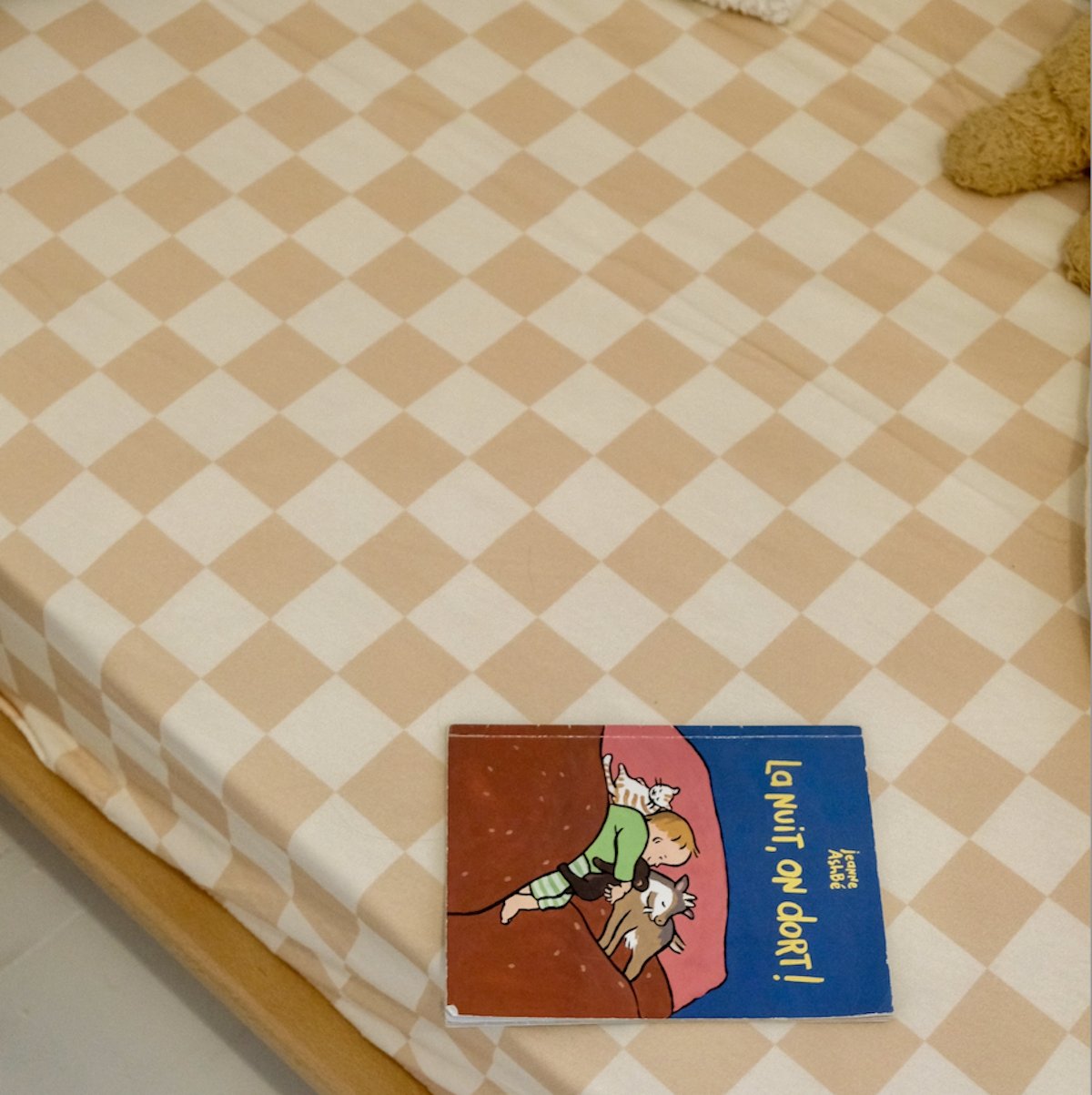 soft jersey bed sheet with pink checkerboard print