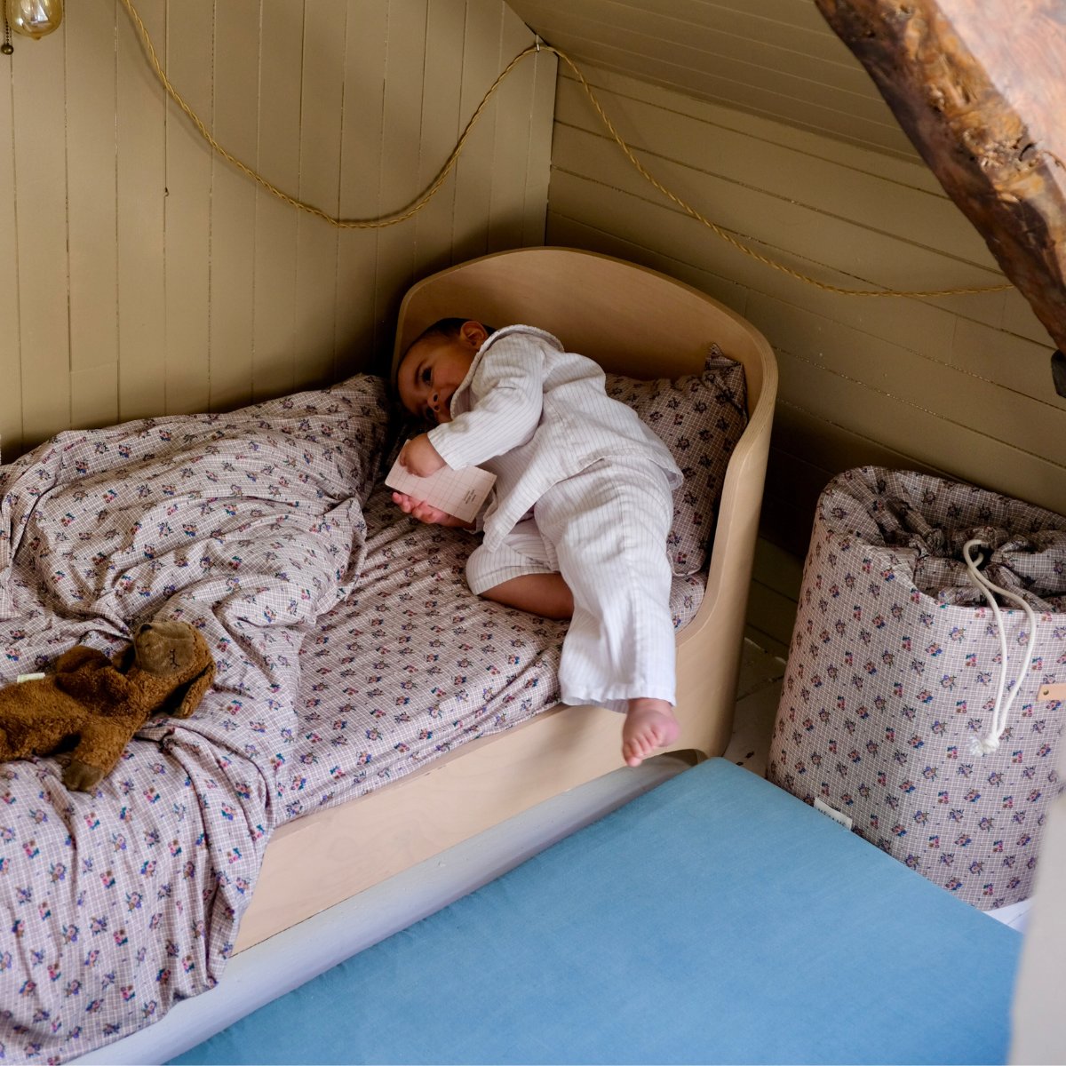 Spannbettlaken Bettwäsche für Kinder und Babys aus kuschelweichem Jersey mit Blumen- und Karomuster