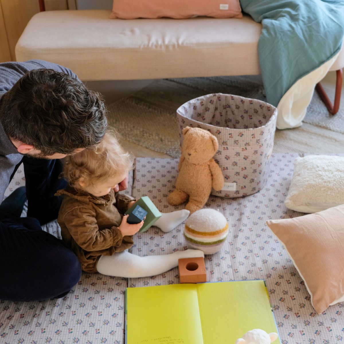 Kleiner Aufbewahrungskorb fürs Kinderzimmer mit Karos und Blumenmuster