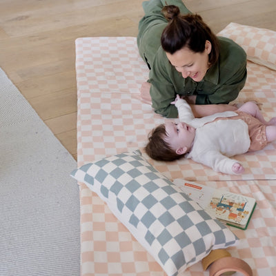 Weiches und kuscheliges Kissen für Babys und Kinder mit grünem Schachbrettmuster