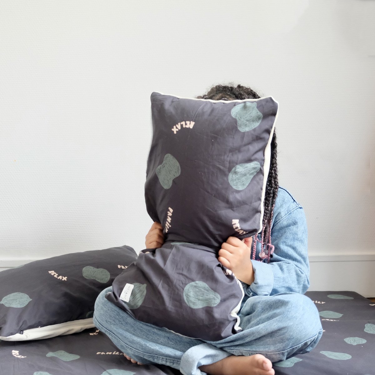 rundum bequemes Kissen mit fruchtigem Print in dunkler Farbe