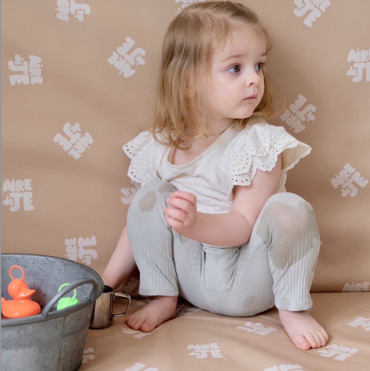 alfombra de juego waterproof y motricidad para bebé y niño estampado aire de je beige 