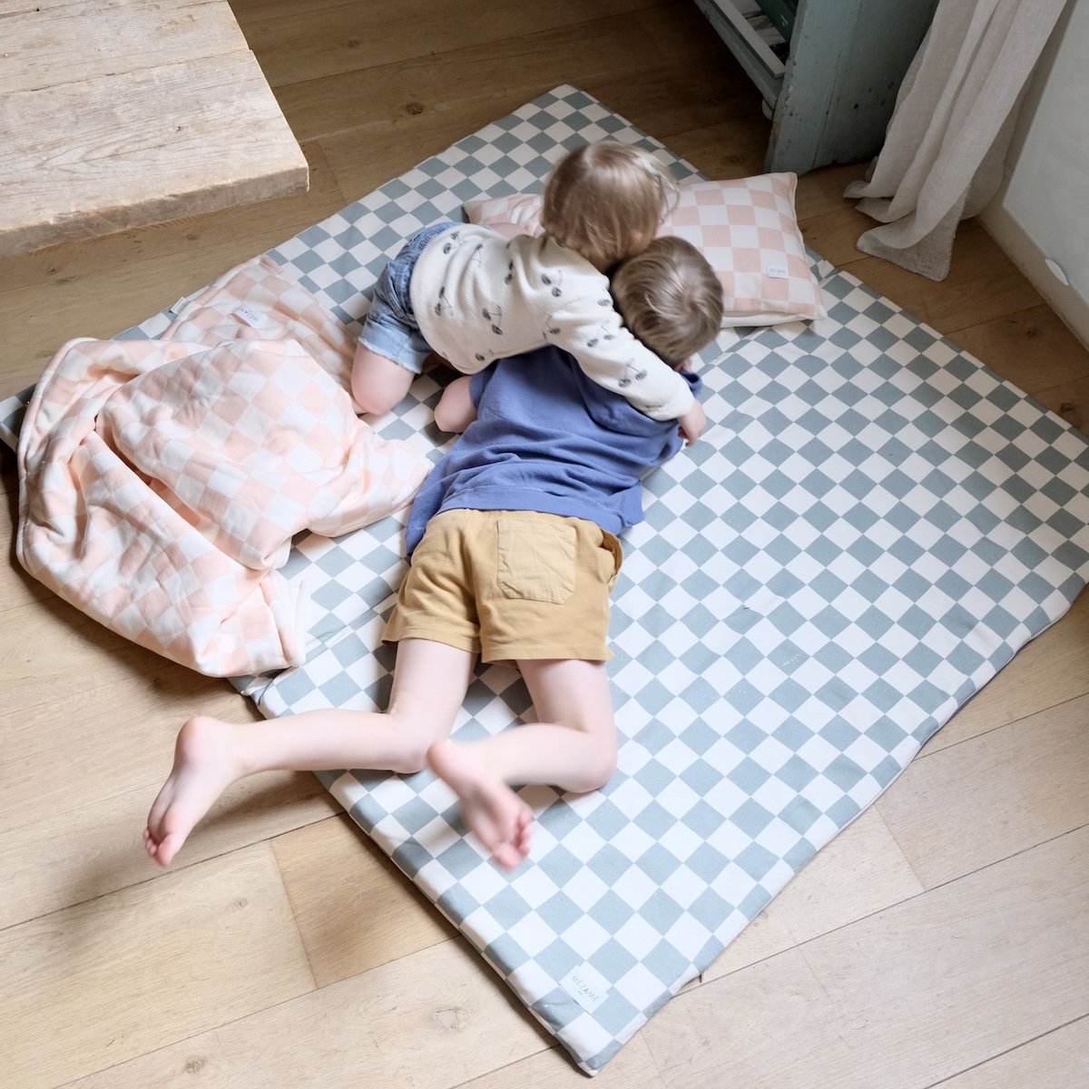 speelkleed motoriek en spelen baby kind groen dambordpatroon