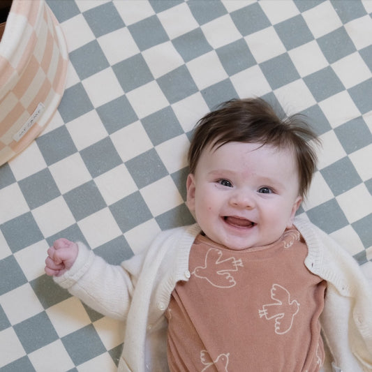alfombra de estimulación bebé niño estampado damero verde