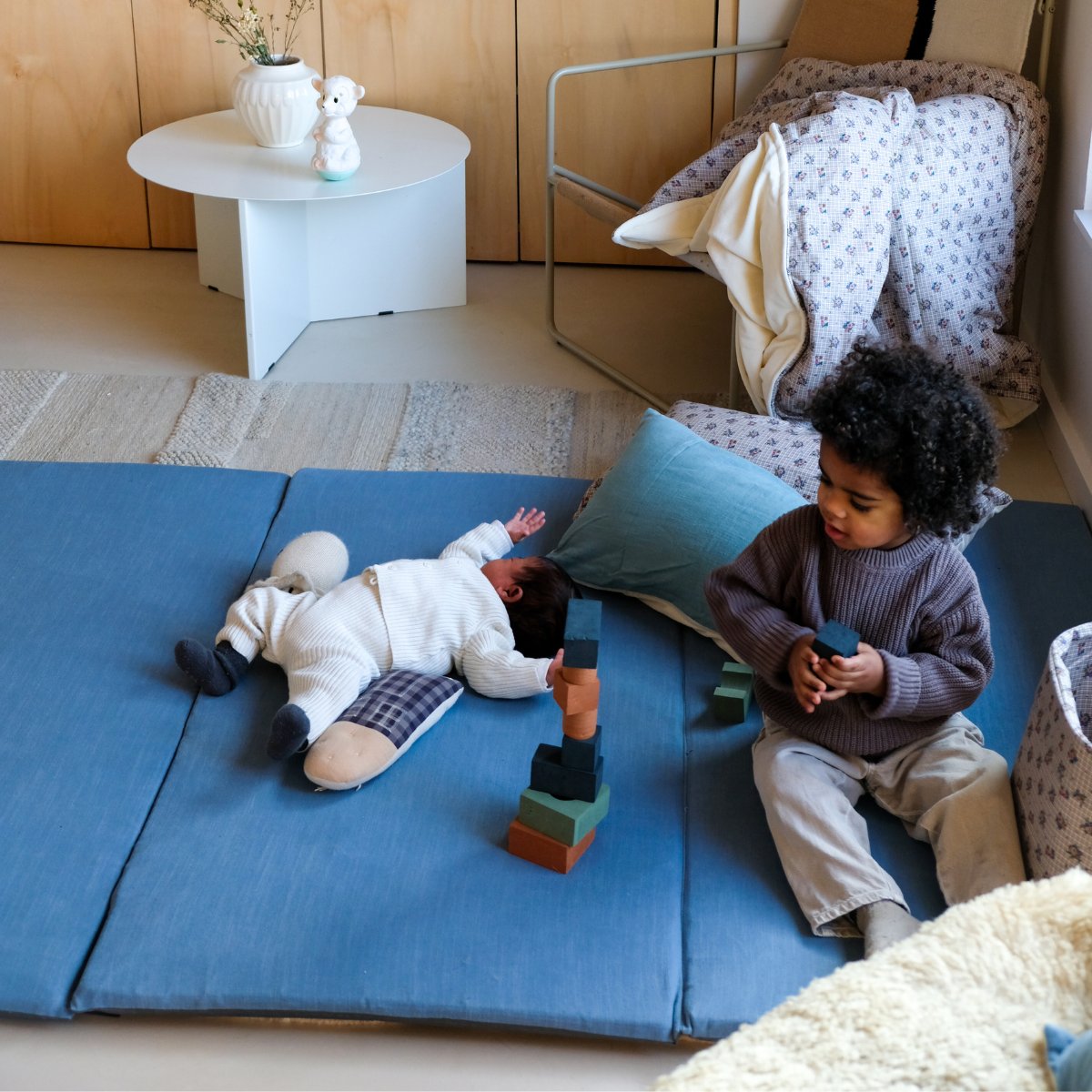 tapiz de estimulación motricidad y juegos bebé niño gran formato XXL liso azul