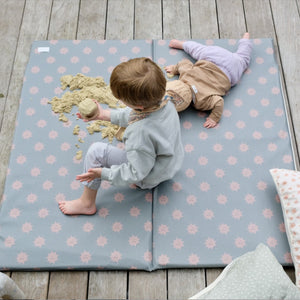 Krabbeldecke und Spielmatte für Babys und Kinder wasserfest mit Sonnen-Print