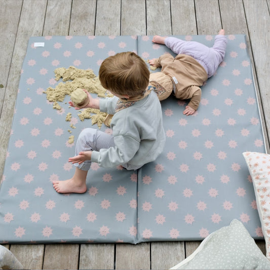 Krabbeldecke und Spielmatte für Babys und Kinder wasserfest mit Sonnen-Print