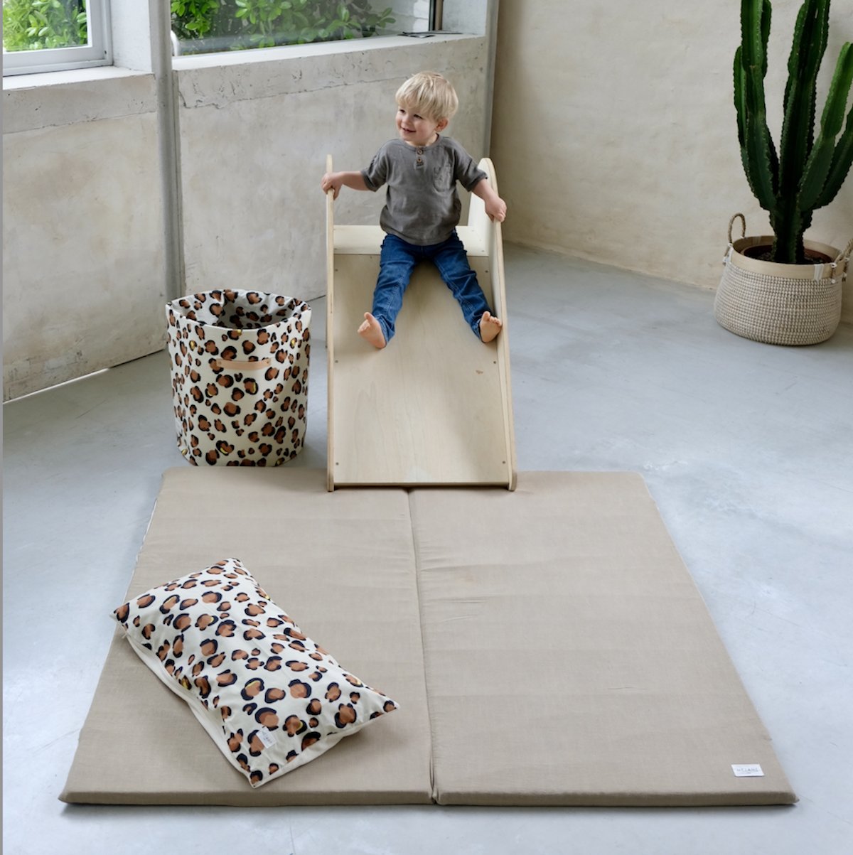 alfombra de juego y psicomotricidad bebé niño liso kaki oliva