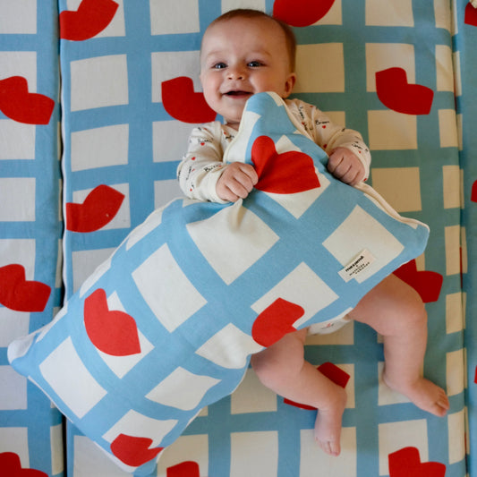 coussin décoration parents enfants tout doux bisous bouche mathilde cabanas 