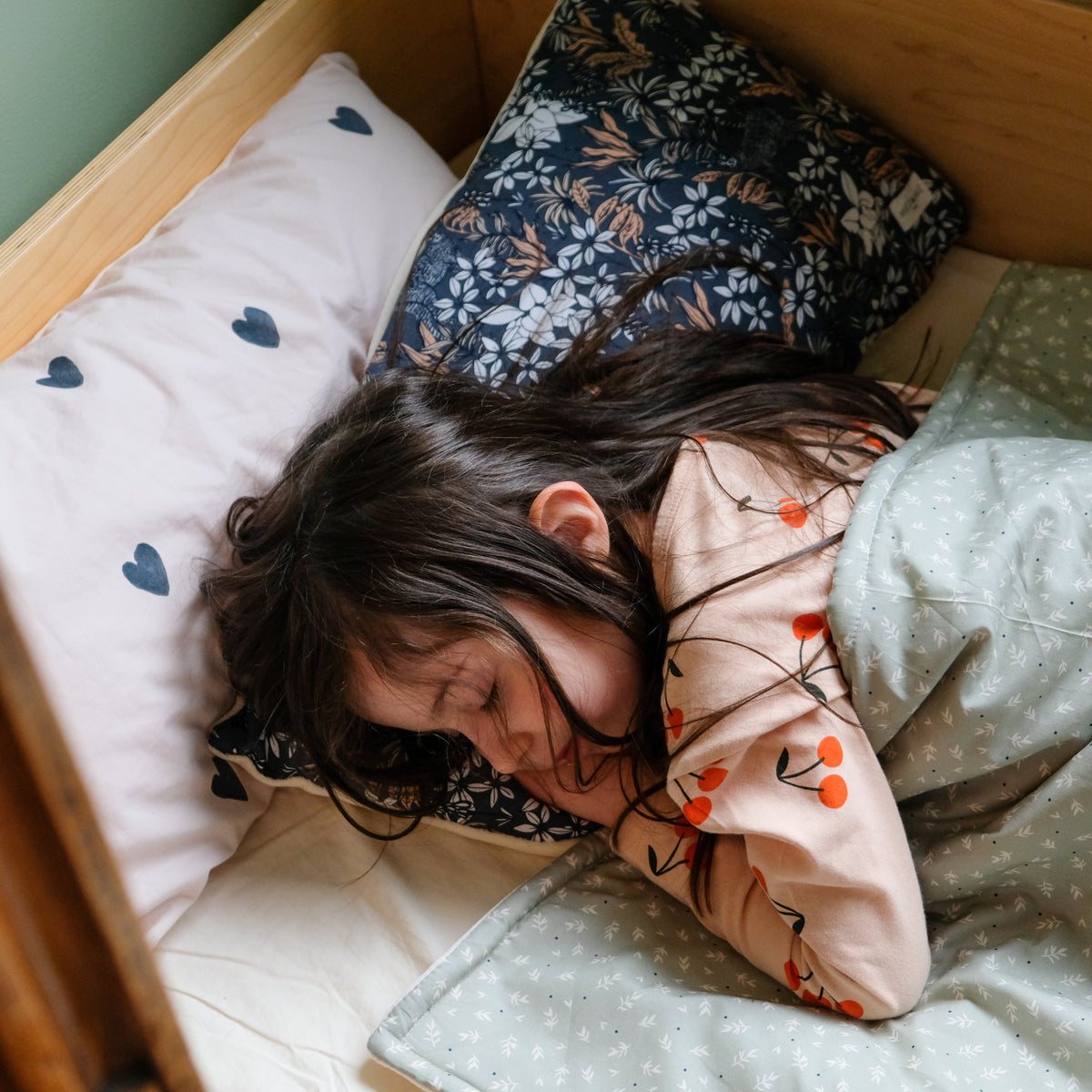 Deko-Kinderkissen mit Herzmotiv und Pflanzenwald
