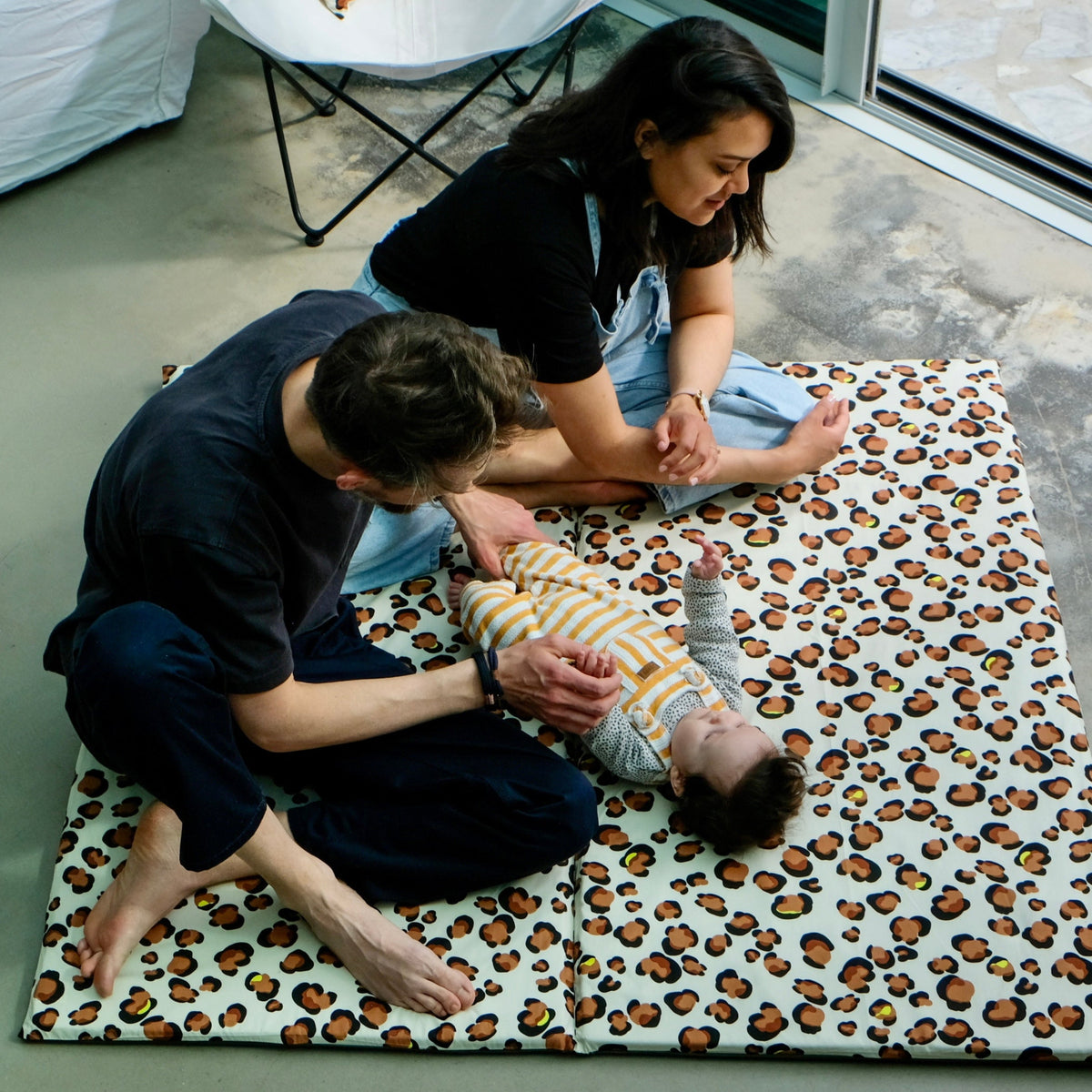 tapis d'eveil jeux et motricite léopard confort à hauteur d'enfants